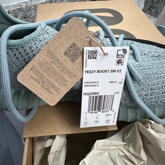 Yeezy Boost 350 Salt - Picture 2 of 3